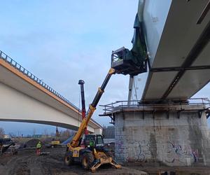 Budowa mostu na Wiśle w Sandomierzu. Obiekt połączy dwa województwa. Drogowcy zamontowali już nowe przęsła