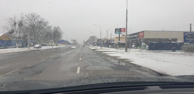 Zimowe warunki na drogach! Śnieg sypie w Olsztynie i w okolicy