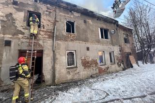 Strażacy znaleźli zwęglone ciało. Nie wiadomo kim jest ofiara pożaru w Będzinie