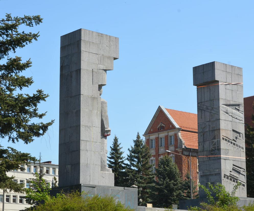 Olsztyn. Rozpoczęło się usuwanie symboli totalitarnych z pomnika wdzięczności 