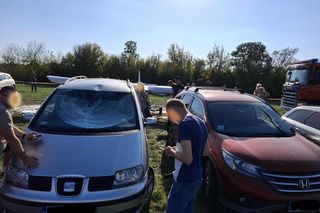 Wypadek podczas Mikrolotowych Mistrzostw Podlaskiego w Łomży - samolot uderzył w samochody