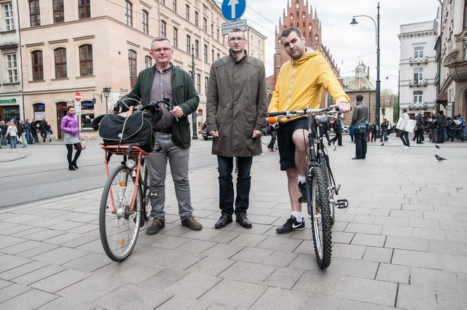 W wyścigu brali udział Krakowski Oficer Rowerowy Marcin Wójcik, rzecznik prasowy MPK Kraków Marek Gancarczyk i nasz reporter Grzegorz Krzywak.