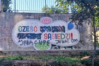 Mozaika Cześć sąsiedzi zniszczona