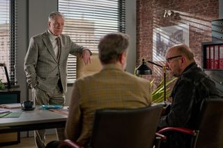 Na Wspólnej, odcinek 4040: Skandal po aresztowaniu Smolnego i Artura nabierze tempa. Policja wpadnie do redakcji - ZDJĘCIA