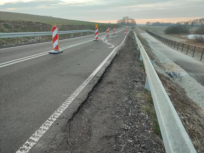 Zapadł się asfalt na nowej drodze z Osiecznej do Goniembic