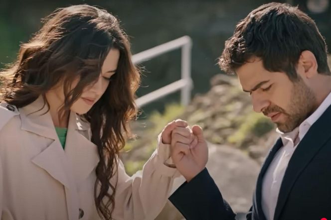 Oboje będą wyglądać zjawiskowo. Halil w eleganckim garniturze, a Zeynep w pięknej sukience 