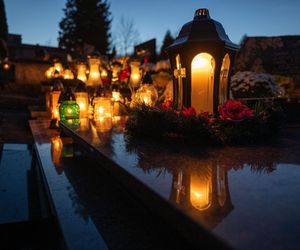 Tysiące zniczy rozświetliło polskie cmentarze. Niezwykły widok po zmroku