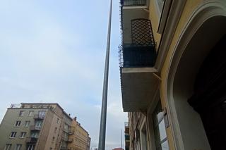 Balkon z widokiem na... słup