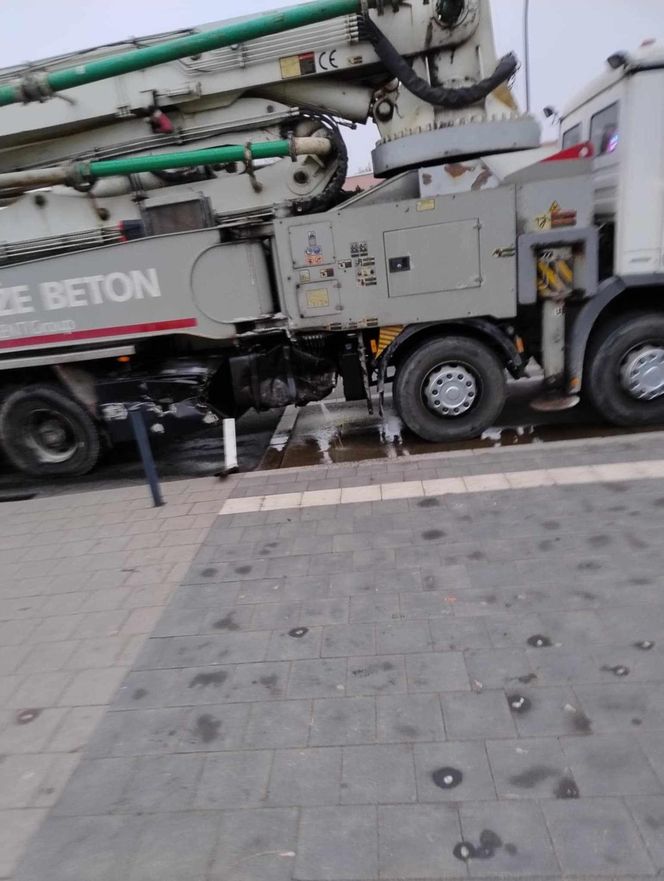 Łódź. Wypadek na skrzyżowaniu Aleksandrowskiej z Rydzową. Tramwaj zderzył się z ciężarówką [ZDJĘCIA].