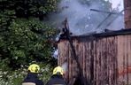 Pożar domu 69-latka pod Radomskiem! Podpalacz podłożył ogień pod sąsiednim budynkiem [ZDJĘCIA]