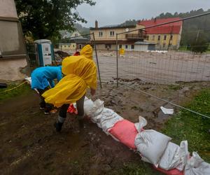 Rzeka Biała Lądecka wystąpiła z koryta. Woda zalewa Lądek Zdrój