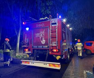 Z mieszkania na Mokotowie wydobywał się dym. W środku znaleziono ciało mężczyzny. Leżało wśród szalejących płomieni