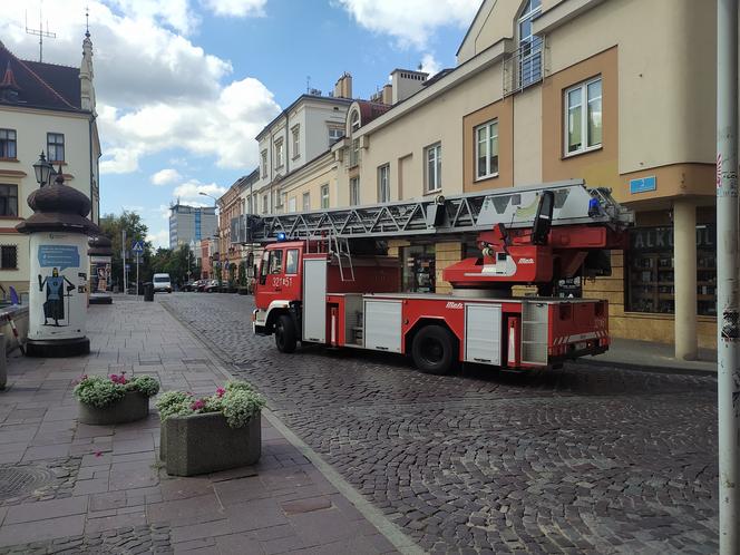Trzy zastępy straży pożarnej przy Rynku w Rzeszowie
