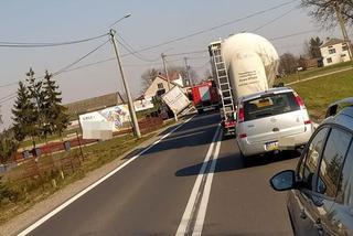 Wypadek na DK 8. Ciężarówka zderzyła się z BMW. Dwie osoby w szpitalu