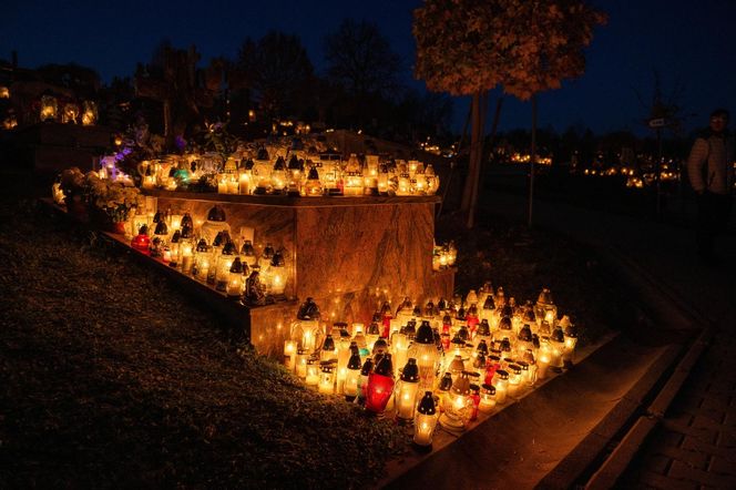 Tysiące zniczy rozświetliło polskie cmentarze. Niezwykły widok po zmroku