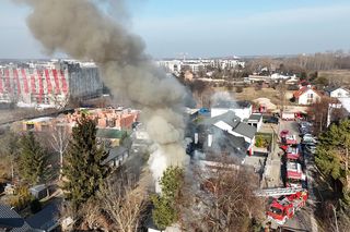 Potężny pożar domu parterowego w Warszawie. Gęsty dym widać było z kilku kilometrów