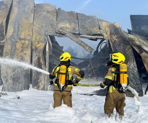 Pożar hali przemysłowej hurtowni zniczy przy ulicy Dojazd w Tarnowie