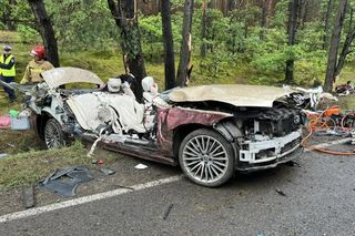 W Czarnowie seniorka rozbiła auto warte milion złotych. 74-latka w ciężkim stanie trafiła do szpitala