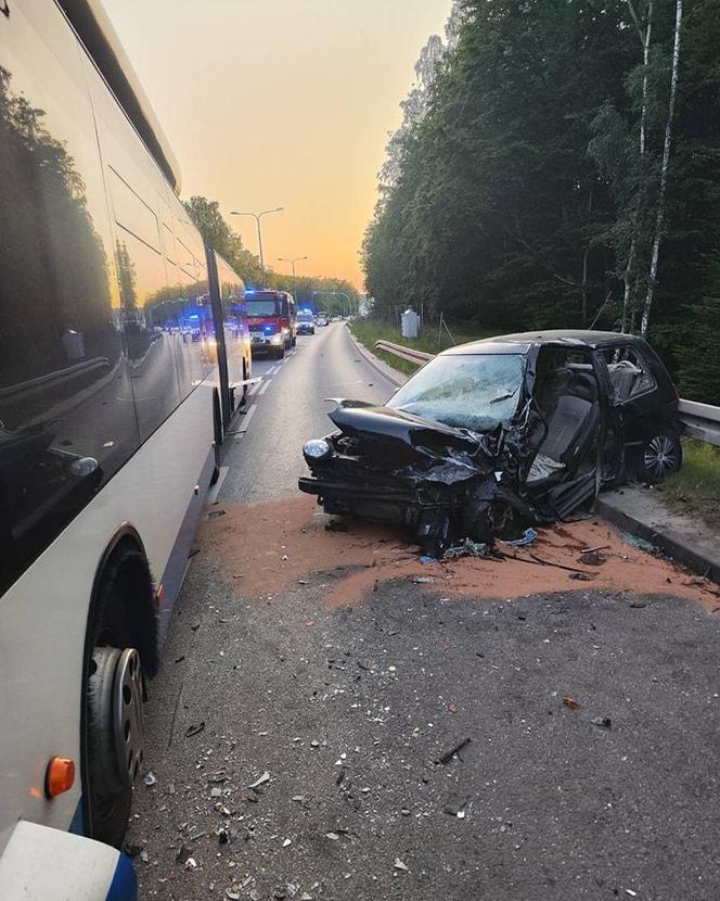 W Gdyni autobus miejski zderzył się z autem. Trzy osoby poszkodowane