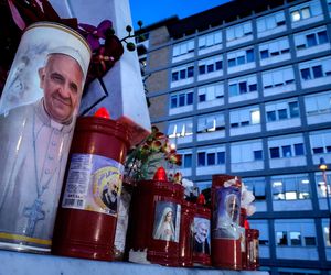 Wierni modlą się za papieża Franciszka. Tłum pod kliniką Gemelli w Watykanie