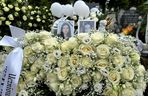 Morderstwo w Mławie. Grób 16-letniej Mai utonął w białych kwiatach