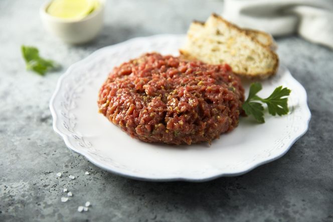 GIS wycofuje mięso ze sklepów. Wykryto w nim groźne bakterie