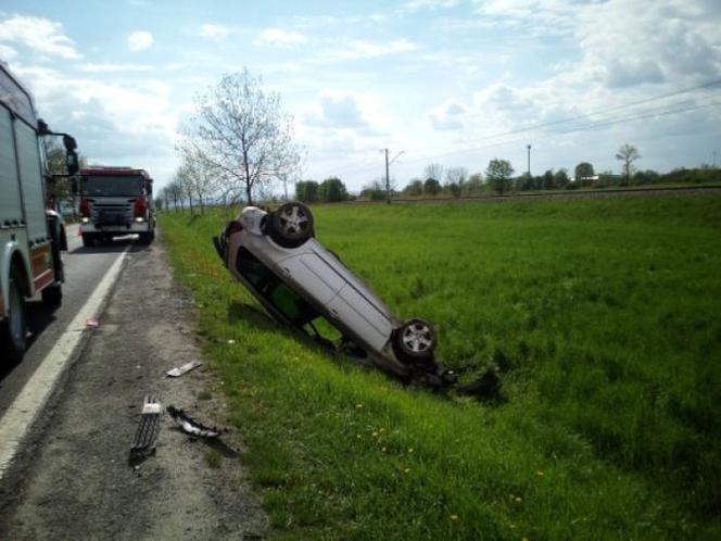 Zjechał na przeciwny pas drogi i dachował. 19-latek w szpitalu