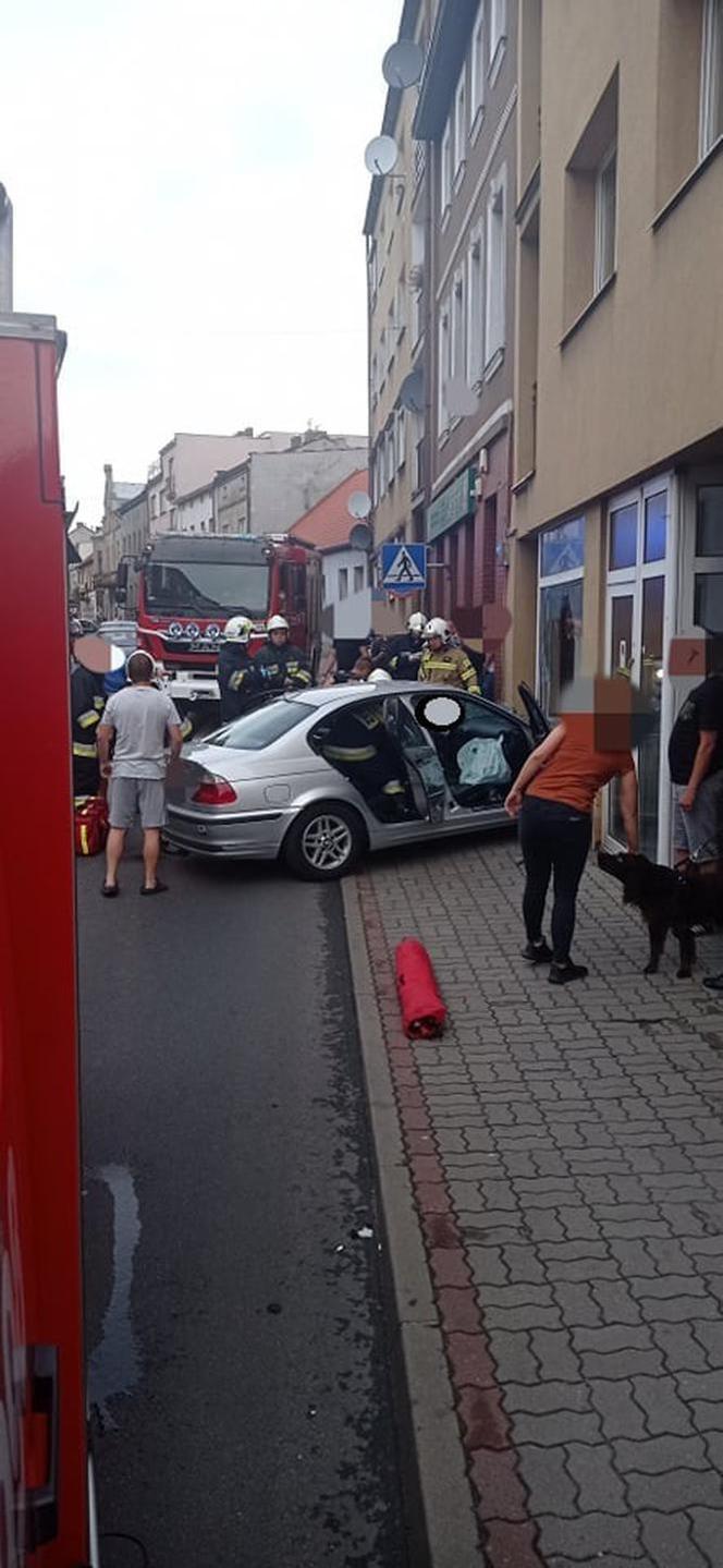 Wronki: Kierowca BMW zasnął i wjechał w budynek