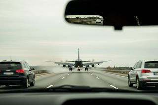 Samolot lądował na autostradzie. Piloci cudem uniknęli tragedii
