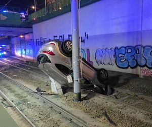 Auto spadło na tory tramwajowe! Szokujący wypadek w okolicach Mostu Północnego