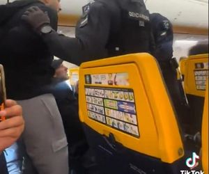 Bijatyka w samolocie! Wieczór kawalerski doprowadził do katastrofy. Zobacz wideo