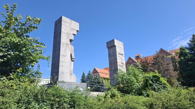 Pomnik "szubienic" w Olsztynie. Nawrocki i Kaczyński chcieli go zburzyć