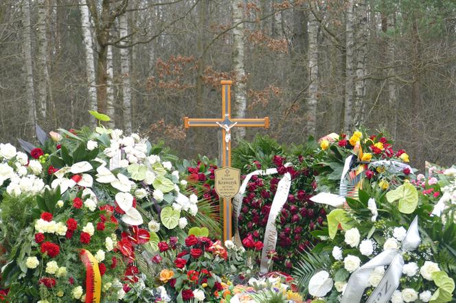 Fani pielgrzymują do grobu Krzysztofa Krawczyka