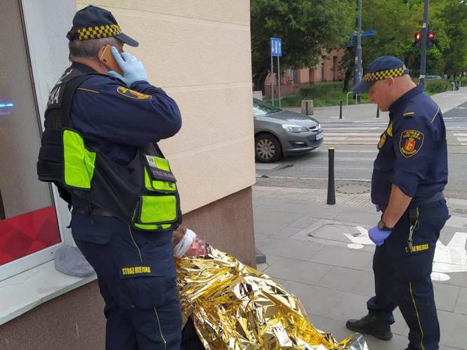 Kobieta padła na ziemie i rozbiła głowę. Krew lała się po chodniku. Co się stało?