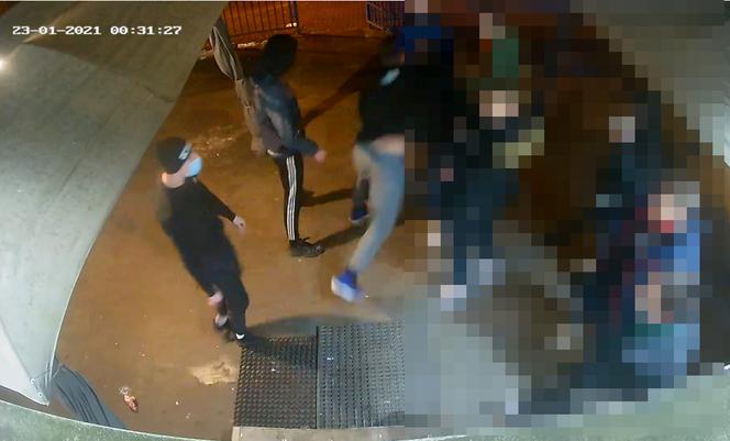 Brutalny atak w Bydgoszczy. Ofiara trafiła na stół operacyjny. Policja zatrzymała jednego ze sprawców 