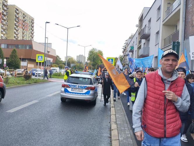 Hutnicy i koksownicy wyszli na ulice w Dąbrowie Górniczej. Apel do rządu o ratunek dla branży i tysięcy miejsc pracy