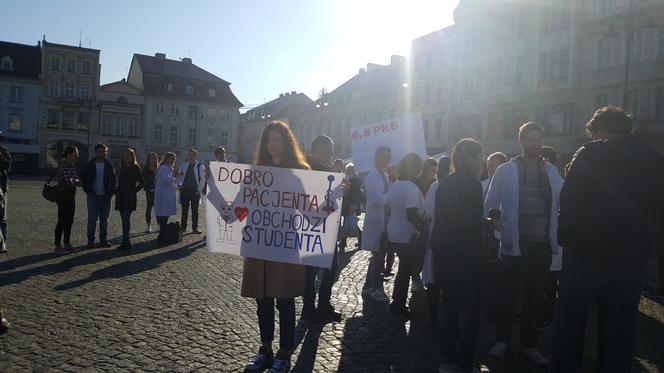 Rezydenci z bydgoskich szpitali protestowali na Starym Rynku