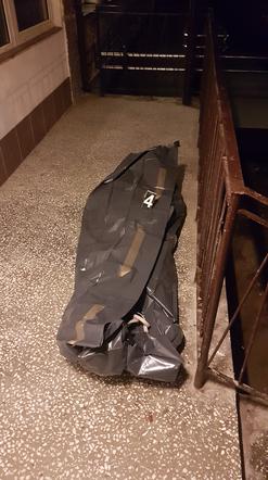 CIALO KOBIETY PRZED PRZYCHODNIA 