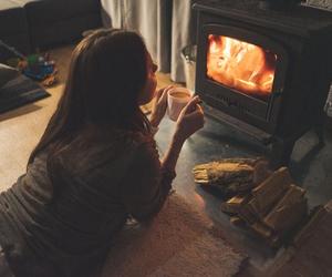 Włączył nagranie płomieni w kominku w telewizorze. Do drzwi zapukali strażacy 