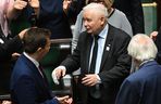 Jarosław Kaczyński z palcem w bandażu