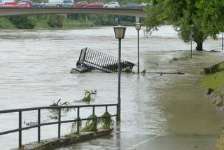 Małopolska zagrożona powodziami. IMGW: Gwałtowne wzrosty stanów wody [POMARAŃCZOWY ALERT]