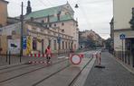 Kuriozum w centrum Krakowa. Tramwaje przepuszcza dróżnik