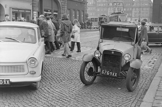 Jakimi samochodami jeździli wrocławianie w latach 70.? Zobacz niezwykłe ...