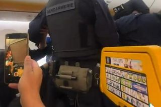 Bijatyka w samolocie! Wieczór kawalerski doprowadził do katastrofy. Zobacz wideo