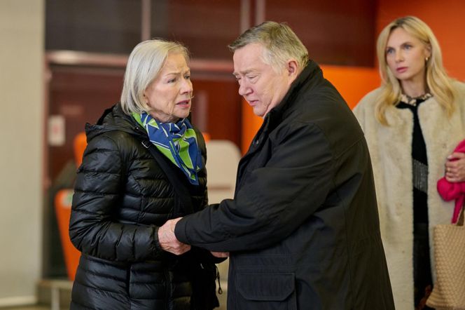 Na Wspólnej, odc. 4002. Włodek (Mieczysław Hryniewicz), Monika (Sylwia Gliwa), Maria (Bożena Dykiel)