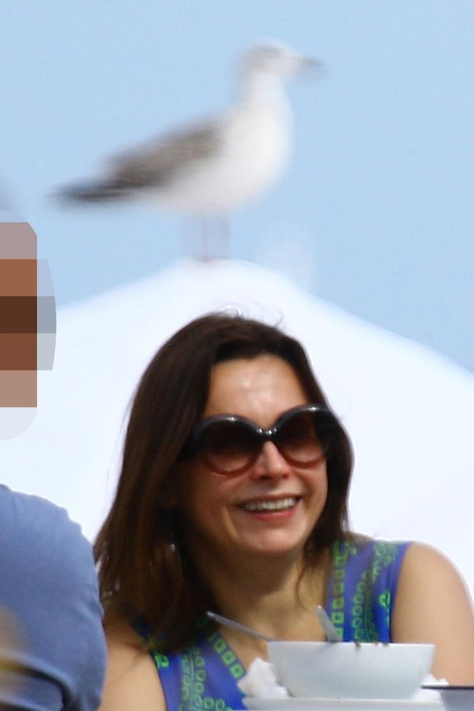 Renata Dancewicz kurzy na plaży