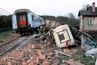 Katastrofa kolejowa w Mostach: Ciężarówka przewróciła pociąg ZDJĘCIA