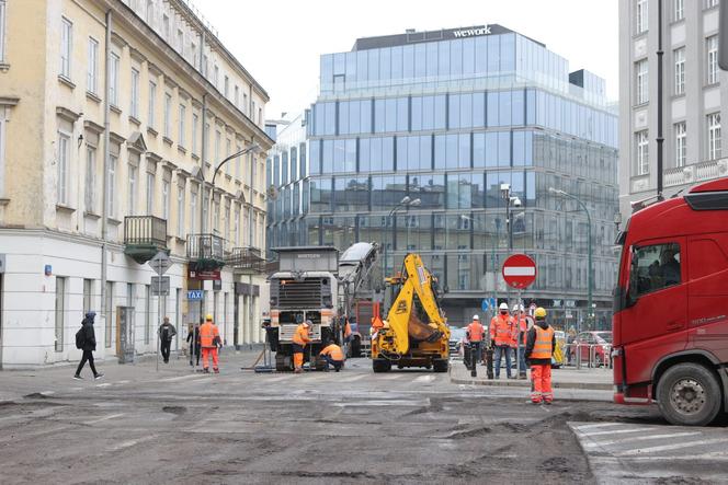 Armagedon w centrum Warszawy. Auta w kolejce do wypisania mandatów! Rozkopują pl. Pięciu Rogów