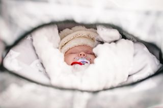 Pokazał, jak jego dziecko śpi zimą na zewnątrz. Niejedną babcię ten widok zmrozi