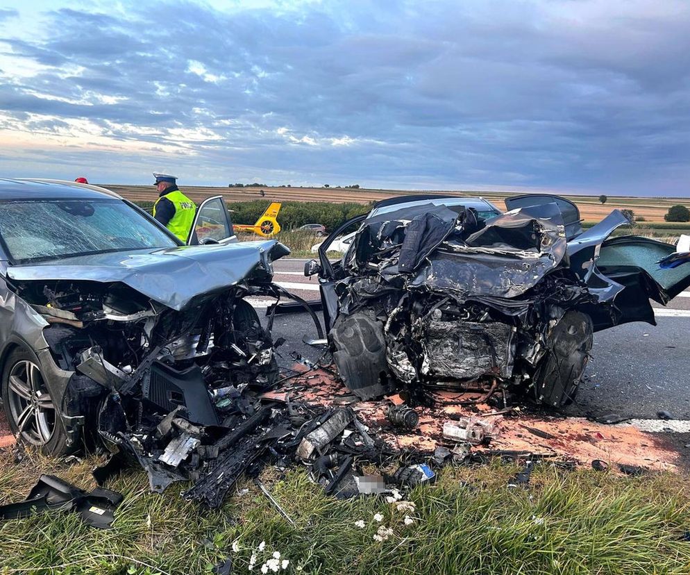 Nie żyje 61-letnia kobieta, kierowca BMW w ciężkim stanie. Tragiczny wypadek na DK 17